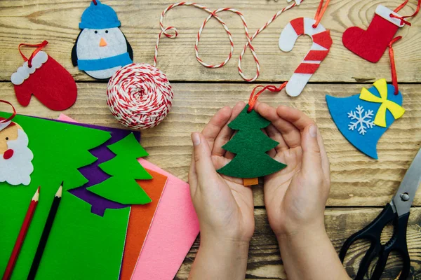 El yapımı Noel oyuncakları kendi ellerinle yaptın. Noel ağacı ya da ev dekorasyonu. Üçüncü adım. Ahşap bir arka planda oyuncaklar bitmiş..