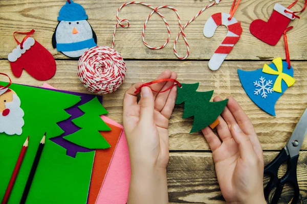El yapımı Noel oyuncakları kendi ellerinle yaptın. Noel ağacı ya da ev dekorasyonu. Üçüncü adım. Ahşap bir arka planda oyuncaklar bitmiş..