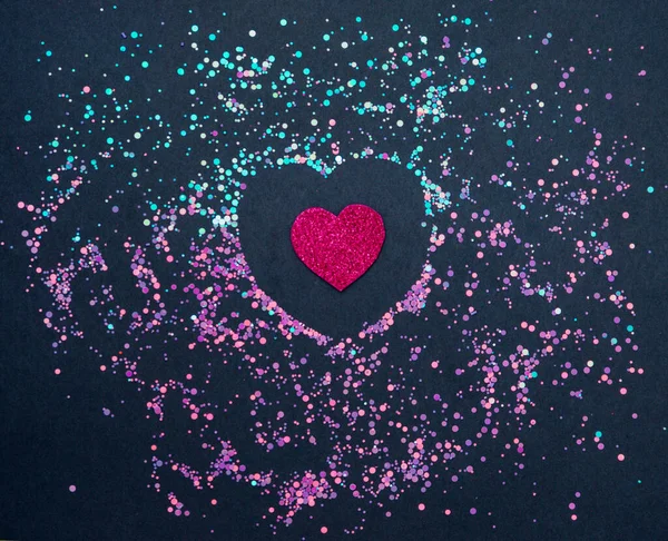 Cuore Carta Paillettes Coriandoli Fondo Grigio Scuro Sfondo Festivo Concetto — Foto Stock