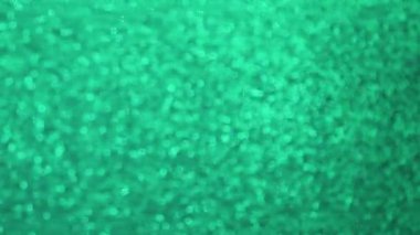 Parlak yeşil arka plan malzemesi. Görüntü ve bokeh. Neşeli dokusu ışıkta parıldıyor..