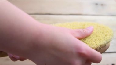 Yoğun kuru masaj için kuru fırça, derinin sıkılaştırılması ve düzleştirilmesi için etkili. Ölü deriyi soyar. Doğal ve çevre dostu materyal.