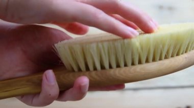 Yoğun kuru masaj için kuru fırça, derinin sıkılaştırılması ve düzleştirilmesi için etkili. Ölü deriyi soyar. Doğal ve çevre dostu materyal.