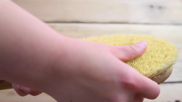 集中的な乾燥マッサージのための乾燥ブラシ 効果的な締め付けと肌の平滑化 死んだ皮膚を剥離します 自然環境に配慮した素材 — ストック動画