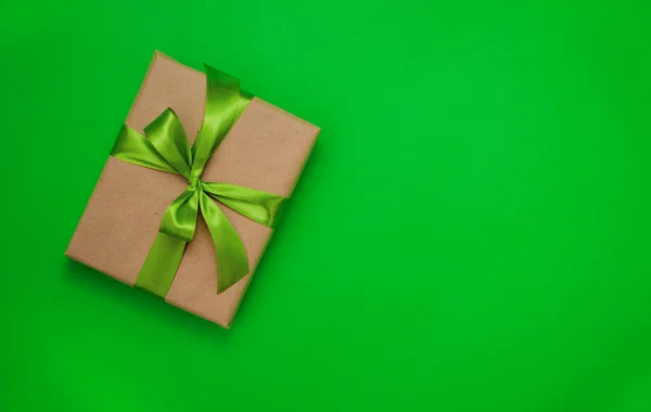 Caja Regalo Con Cinta Verde Lazo Sobre Fondo Verde Bonita —  Fotos de Stock