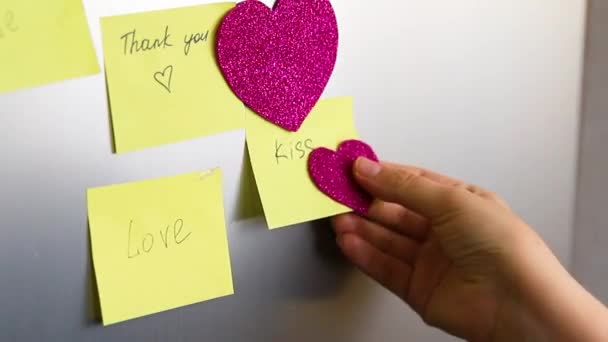 Declarações Amor Escritas Adesivos Coloridos Colados Geladeira Casa Mãos Das — Vídeo de Stock