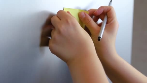 Declarações Amor Escritas Adesivos Coloridos Colados Geladeira Casa Mãos Das — Vídeo de Stock