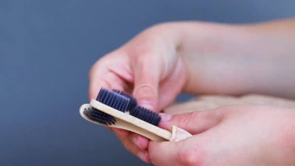 Cepillo Dientes Bambú Orgánico Mano Fondo Gris Productos Cuidado Personal — Vídeos de Stock