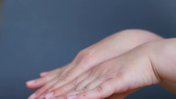 Κοντινό Πλάνο Των Γυναικείων Χεριών Γκρι Φόντο Ξηρό Κατεστραμμένο Δέρμα — Αρχείο Βίντεο