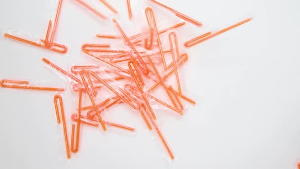 Plast Orange Cocktail Suger Vit Bakgrund Begreppet Icke Miljövänliga Material — Stockvideo