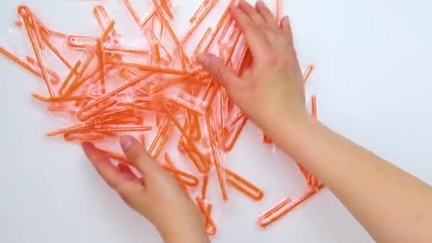 Beyaz Arka Planda Plastik Turuncu Kokteyl Pipetleri Çevre Dostu Olmayan — Stok video