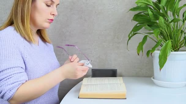 Woman Wipes Her Glasses Napkin Textbook Book Table Study Pleasant — Stock Video