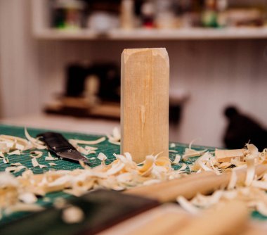 Aletler bir marangozhanenin ya da ev yapımı atölyenin masaüstünde. Toz ve talaşlar havaya dağılır. İş yeri. Ahşap oyuncaklar üretimi.