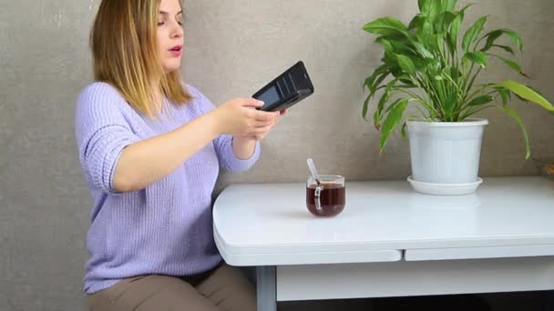 Ung Kvinde Holder Moderne Smartphone Tager Billeder Sin Morgenkaffe Morgenmad – Stock-video
