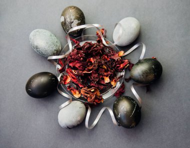 Doğal amber çayıyla boyanmış mermer taşıyla boyanmış Paskalya yumurtaları. Paskalya kutlaması için bir kartpostal. Doku ve festival arkaplanı.