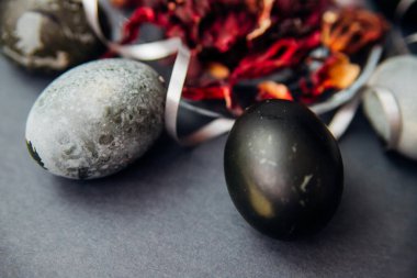 Doğal amber çayıyla boyanmış mermer taşıyla boyanmış Paskalya yumurtaları. Paskalya kutlaması için bir kartpostal. Doku ve festival arkaplanı.