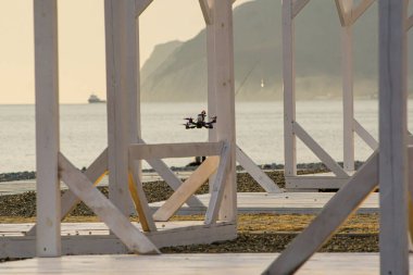 Uçan bir dron bana bakıyor.