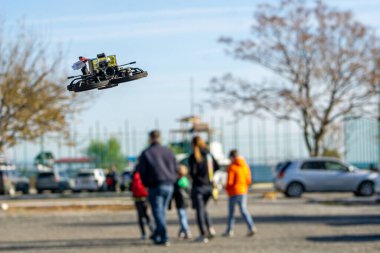 Uçan bir dron bana bakıyor.