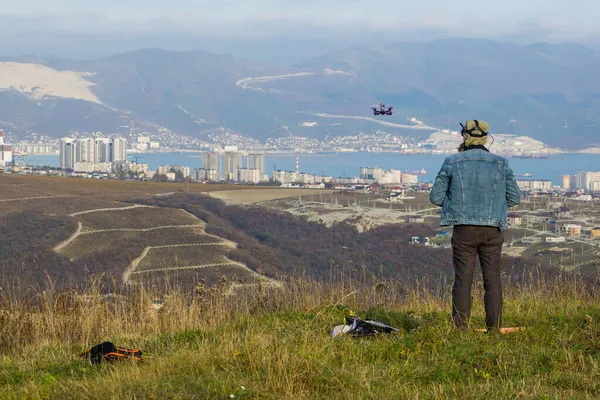 Bir Adam Gözlüğe Bakar Şehir Manzaralı Bir Dronu Kontrol Eder Stok Fotoğraf