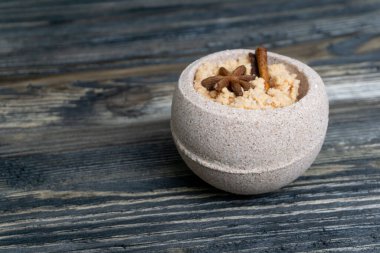 Banyo bombaları siyah tahta bir masada.