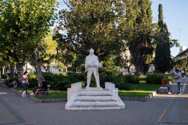 Cauelas, Buenos Aires Eyaleti, Arjantin - 28 Şubat 2022: Cauelas Meydanı manzarası