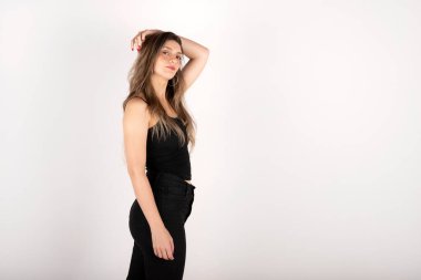 Bir eli başının arkasında, şehvetli bir ifadeyle genç sarışın bir kadının portresi.