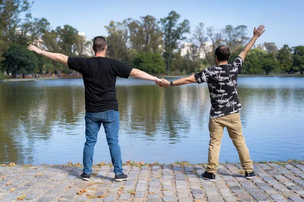 Eşcinsel Beyaz Erkek Çift Gölde Ele Tutuşuyorlar — Stok fotoğraf