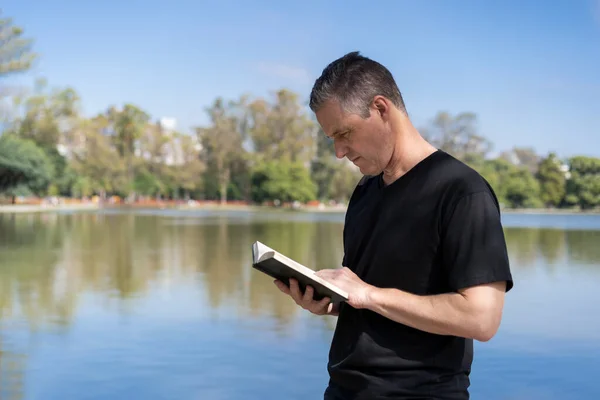 Mature Man Reading Lake Enjoying Free Time Sunny Day — Stockfoto