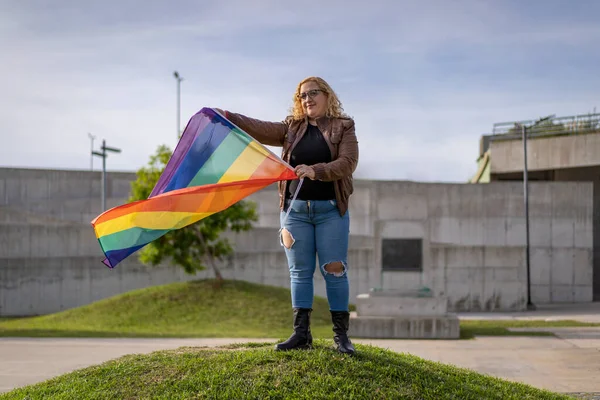 Ung Blond Kvinna Med Lgbtf Lag Begreppet Frihet Och Tolerans — Stockfoto