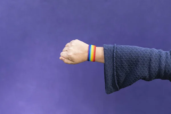 Detalj Arm Och Hand Kvinna Bär Gay Armband Lila Bakgrund — Stockfoto