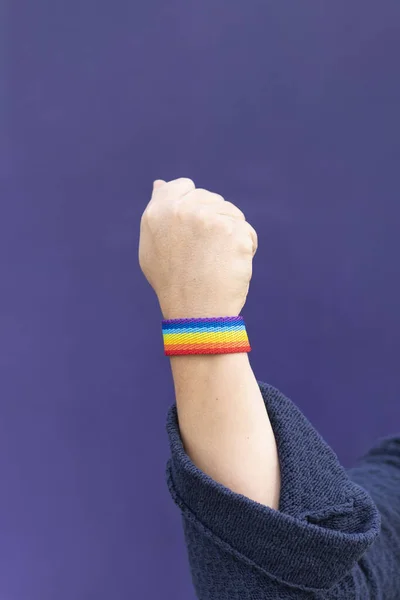 Detalj Arm Och Hand Kvinna Bär Gay Armband Lila Bakgrund — Stockfoto