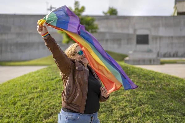 Ung Blond Kvinna Håller Lgb — Stockfoto