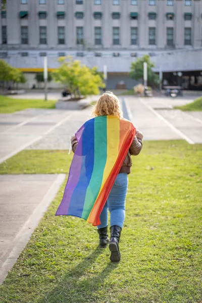 Mulher Trás Segurando Lgbt Bandeira — Fotografia de Stock