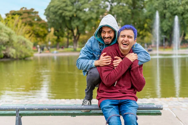 Parkta Bankta Oturmuş Gülen Eşcinsel Latin Çift — Stok fotoğraf
