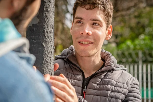 Latina Gay Casal Ter Diversão Parque Olhando Para Outro — Fotografia de Stock