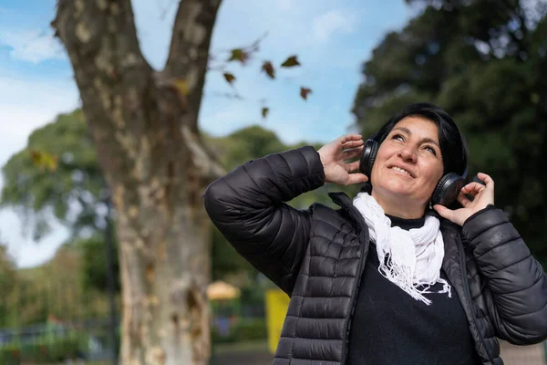 Latin Woman Listening Music Outdoors Headphones Expression Happiness Winning Attitude — 图库照片