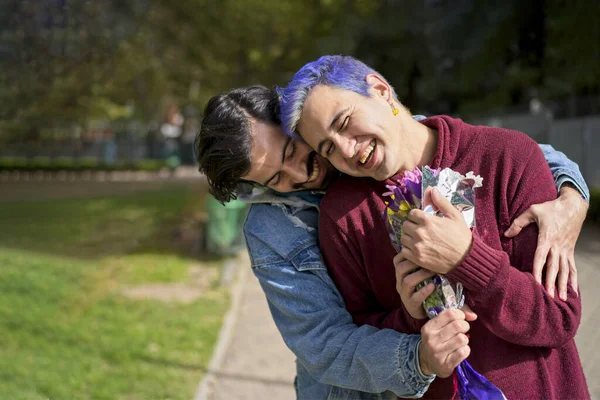 Parkta Birbirini Kucaklayan Iki Latin Eşcinsel Adam Biri Diğerini Bir — Stok fotoğraf
