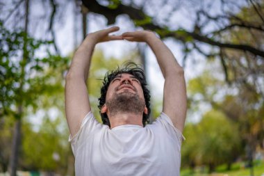 Yakışıklı, olgun, sakallı, atletik bir adamın portresi. 40 'larında, esneme egzersizi yapıyor, sabah antrenmanına hazırlanıyor.
