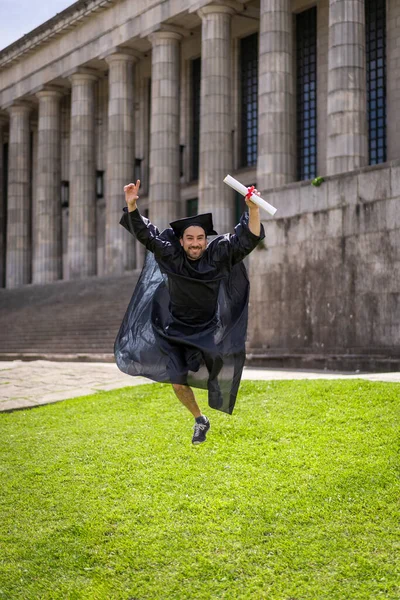 Homme Récemment Diplômé Vêtu Casquette Robe Avec Son Diplôme Dans — Photo
