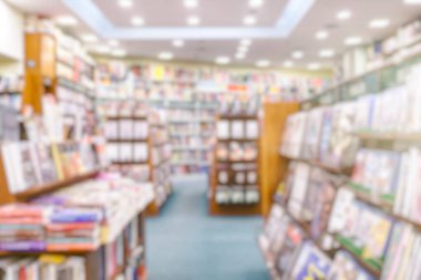 Arka plan bulanık. Bulanık, boş kitapçı iç alanı. Kitap dükkanı veya eğitim kaynakları kavramlarında arka plan ya da arkaplan olarak kullanın.