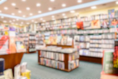 Arka plan bulanık. Bulanık, boş kitapçı iç alanı. Kitap dükkanı veya eğitim kaynakları kavramlarında arka plan ya da arkaplan olarak kullanın.