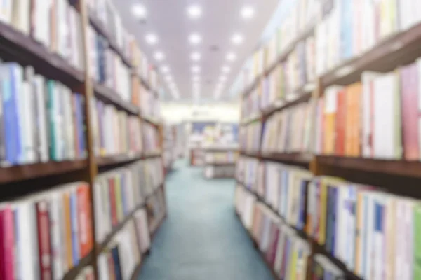 Arka plan bulanık. Bulanık, boş kitapçı iç alanı. Kitap dükkanı veya eğitim kaynakları kavramlarında arka plan ya da arkaplan olarak kullanın.