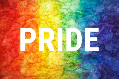 LGTB desenli arka planda gurur kelimesi.