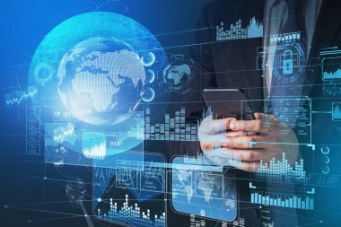 Resmi takım elbiseli bir iş adamı akıllı telefondan mesaj yazıyor. Ön planda hud ile dijital arayüz, asma kilit, bulut veri depolama, bar ve pasta diyagramı. Gelecekteki teknoloji kavramı