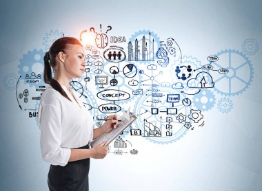 Beyaz bluz giyen iş kadını, çark, dişli, ampul, iş, plan, takım çalışması ve duvarda başarısı olan çizimin yanında duruyor. Hayal gücü kavramı ve yaratıcı fikirler için ilham.