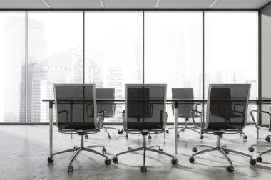 Yerden tavana pencereli gri toplantı odası, kısa bir tartışma masası, yuvarlanan sandalyeler ve beton döşemeler. Modern ofis tasarımı kavramı. 3d oluşturma