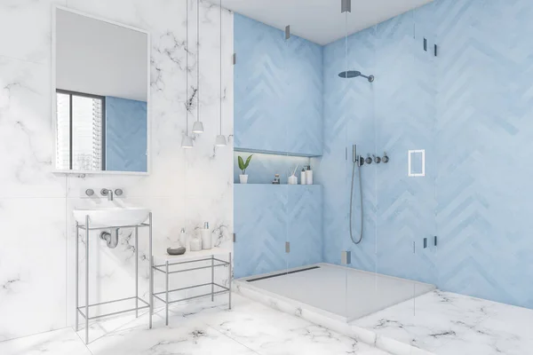 샤워실 내부에는 테이블 타일로 파란색 지역의 벽입니다 트렌드 디자인에 개념입니다 — 스톡 사진