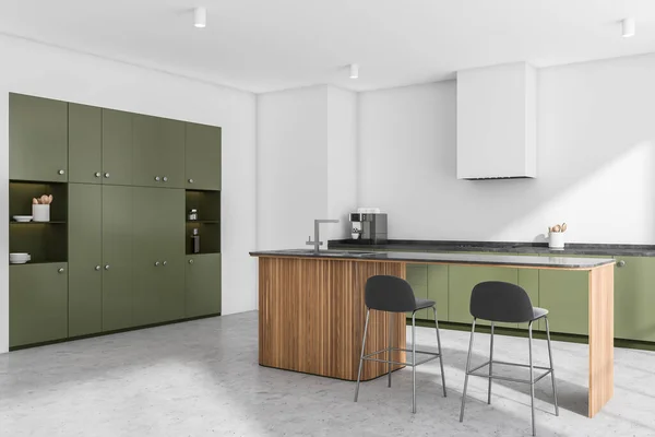 白色和绿色厨房内部与创意橱柜 家庭酒吧与水槽 两个凳子 木材材料和灰色混凝土地板 现代公寓设计的概念 角落的观点 3D渲染 — 图库照片