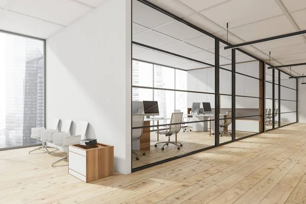 Büroflur Mit Weißer Sitzecke Holzdielen Linearleuchten Einer Gläsernen Trennwand Und — Stockfoto