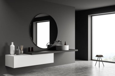 Lavabosu ve banyo aksesuarları olan banyo, beton zemin ve kırsal manzarası olan büyük yuvarlak ayna. Modern tarz banyo içi jel ve sabunla kaplı, 3 boyutlu.