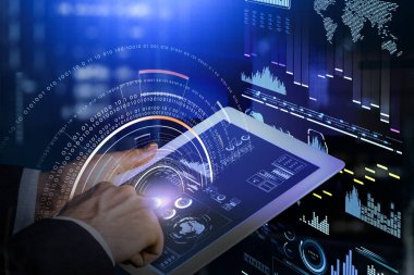 İnsan parmağı elektronik tablete dokunur, borsa değişiklikleri olan sanal ekran, iş dünyası bar çizelgesi. İkili kod, pasta grafiği ve grafiklere çift pozlama. Çevrimiçi ticaret kavramı